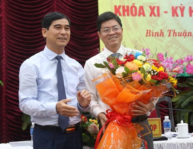 Ông Dương Văn An - Ủy viên Ban Chấp hành Trung ương Đảng - Bí thư Tỉnh ủy Bình Thuận tặng hoa chúc mừng ông Nguyễn Hồng Hải.