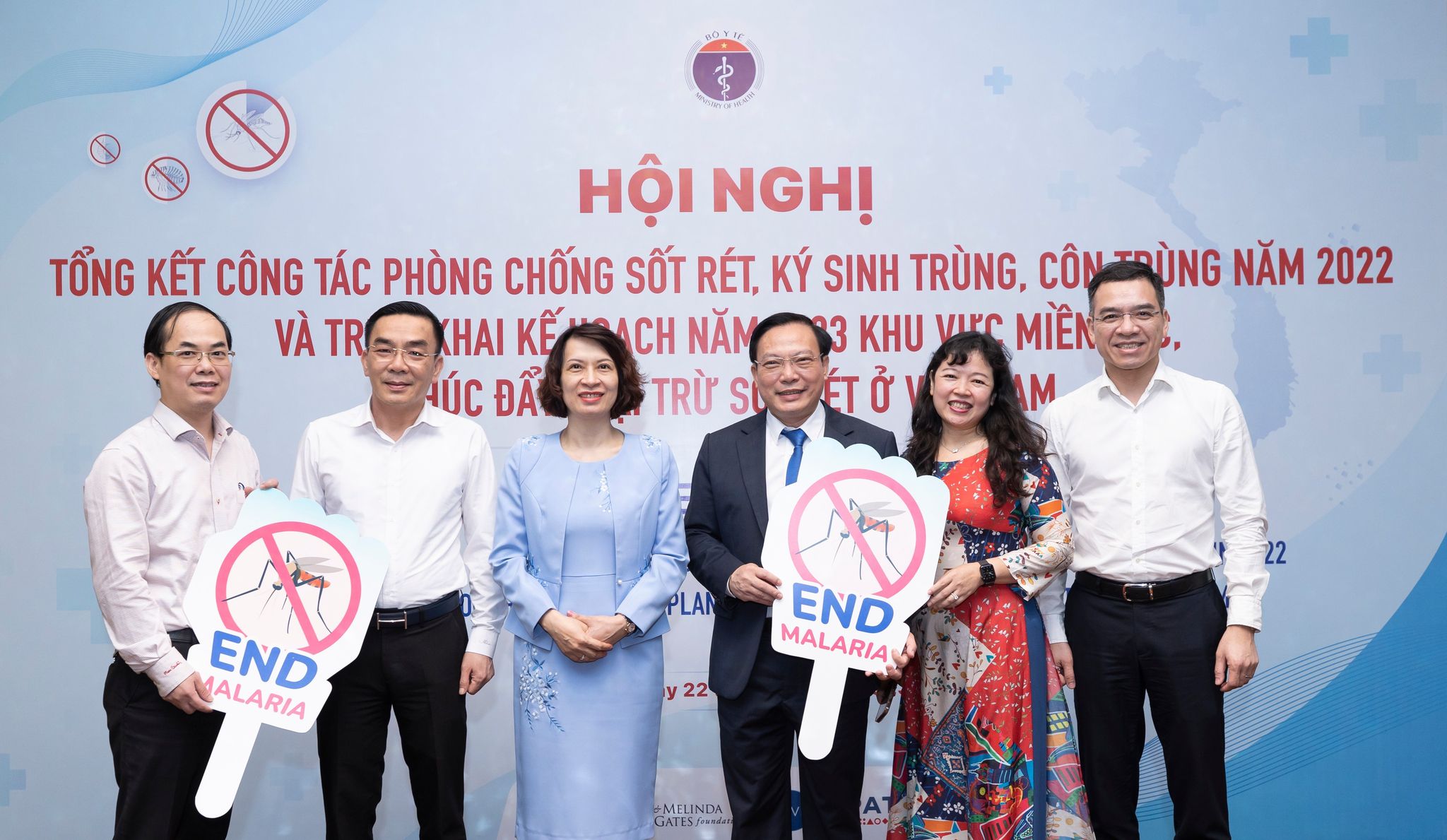 Thứ trưởng Nguyễn Thị Liên Hương (áo xanh thứ 3 từ trái sang) cùng lãnh đạo các Vụ/Cục/Văn phòng Bộ Y tế và lãnh đạo Viện Sốt rét - Ký sinh trùng - Côn trùng Trung ương tại hội nghị.