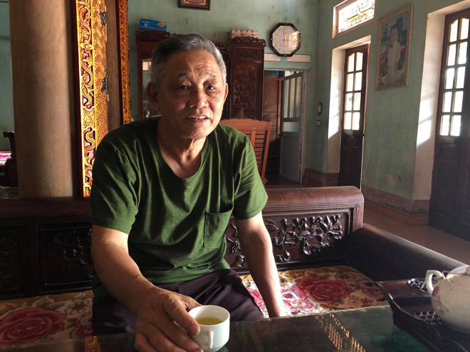 Ông Vũ Minh Giới - Chi hội phó Hội người cao tuổi thôn Phụ Chính, một trong 4 người giữ chìa khóa mở container giữ lô gỗ sưa