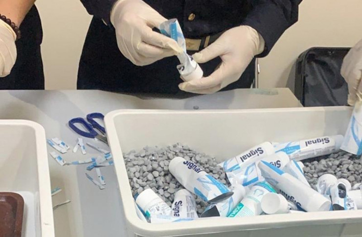 Ma túy giấu trong tuýp kem đánh răng thu giữ trong hành lý của 4 nữ tiếp viên hàng không.