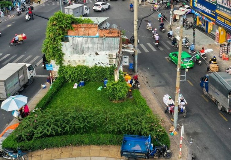 Tại TPHCM có một căn nhà đã nằm ở đảo giao thông giữa ngã tư Lũy Bán Bích -  Âu Cơ - Ba Vân quận Tân Phú suốt nhiều năm nay.
