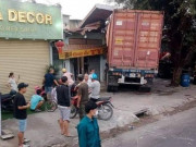 Tin tức trong ngày - Xe container cày nát dải phân cách, lao vào 3 nhà dân