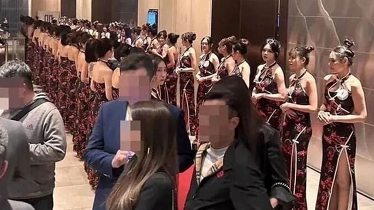 Đầu tháng 3 vừa qua, vụ việc 170 cô gái mặc sườn xám phục vụ tiệc rượu cho giới xã hội đen ở Đài Loan (Trung Quốc) gây chấn động dư luận. Trong đó, có 6 nghệ sĩ liên quan đến vụ việc. Trên thực tế, trong showbiz Trung Quốc, nhiều nghệ sĩ từng vướng tin đồn tham gia tiệc rượu của nhiều ông lớn. Đây được cho là một trong những "quy tắc ngầm" để nghệ sĩ đi đường tắt nhằm mục đích nổi tiếng. 
