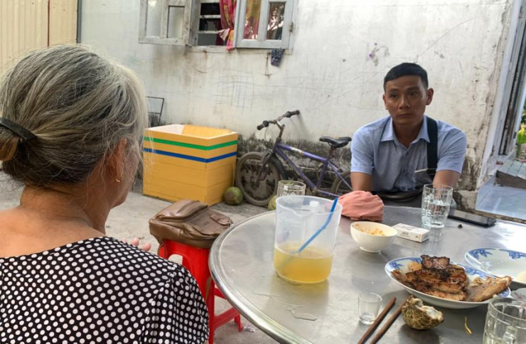 Gia đình Lê Huỳnh Khánh Lực trao đổi với báo chí.