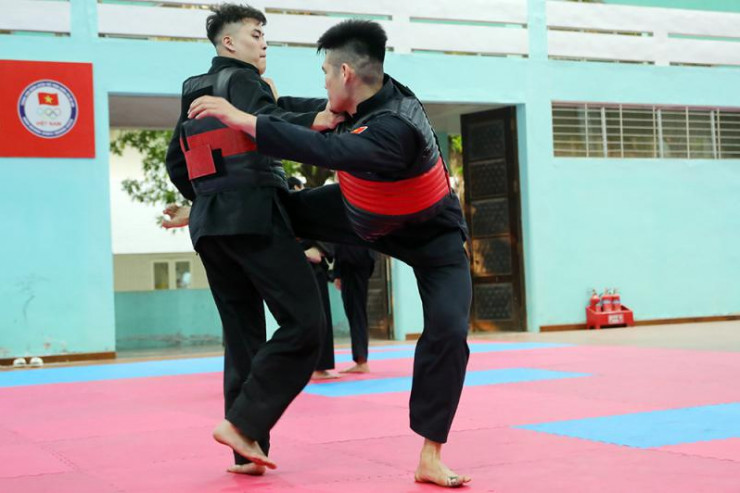 Các võ sĩ đối kháng của đội tuyển Pencak Silat Việt Nam tập luyện chuẩn bị cho SEA Games 32. Ảnh: Như Đạt