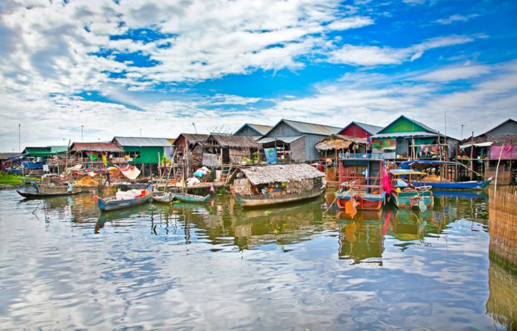 Kratie: Trải dài dọc theo bờ sông Mekong hùng vĩ, Kratie đã trở thành điểm đến chính của du khách nhờ các tour du lịch ngắm cá heo. Loài cá heo Irrawaddy có nguy cơ tuyệt chủng là loài đặc hữu của sông Mekong, và chính ngành du lịch đã giúp bảo vệ loài cá này, mang lại sinh kế ổn định cho người dân thay thế cho việc đánh bắt cá
