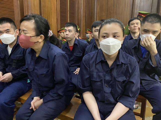 Bị cáo Võ Thùy Linh (ngồi hàng đầu, bên phải), ngồi cạnh Linh là bị cáo Lê Thị Tuyết