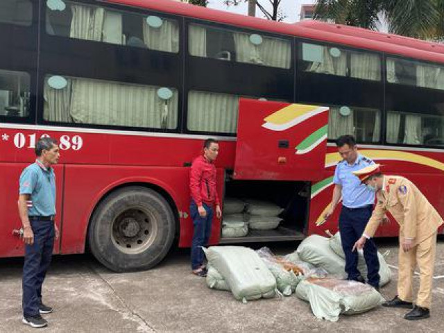 Mua 5 tạ lòng lợn sấy khô ẩm mốc, chảy nước bốc mùi hôi thối về bán kiếm lời