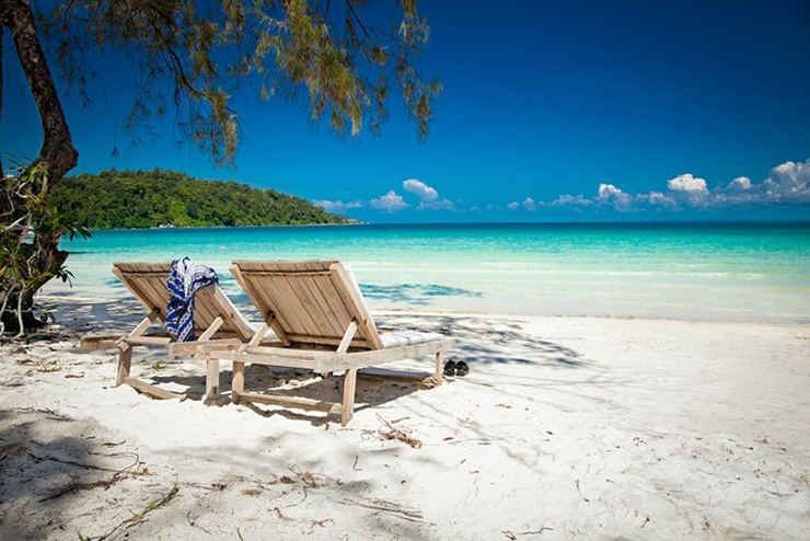 Koh Rong Samloem: So với các hòn đảo du lịch nổi tiếng của Thái Lan, các hòn đảo của Campuchia mặc dù rất xinh đẹp và thoải mái nhưng vẫn chưa quá đông đúc. Trong số tất cả các hòn đảo, Koh Rong Samloem là đẹp nhất với vịnh Saracen phủ cát trắng chạy dài.
