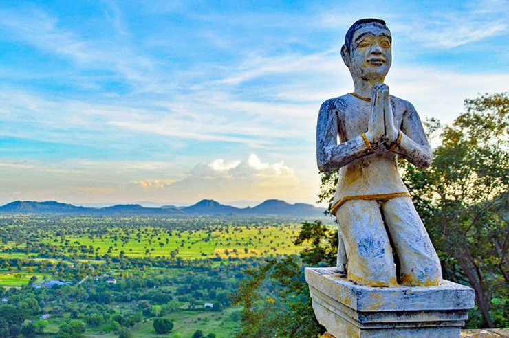 Battambang: Vùng nông thôn với những cánh đồng lúa và ngôi làng nhỏ xung quanh thành phố Battambang phía tây bắc có cảnh quan nông thôn yên tĩnh nhất ở Campuchia, và khu vực này cũng là nơi có nhiều người giàu có trong lịch sử. Tất cả điều này đã làm cho thành phố trở thành một điểm đến phổ biến trong hành trình du lịch.
