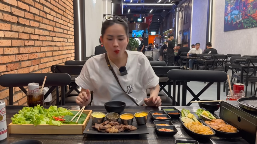 Sau review bún đậu của Trang Khàn, Hà Linh tới quán bò của streamer Xemesis