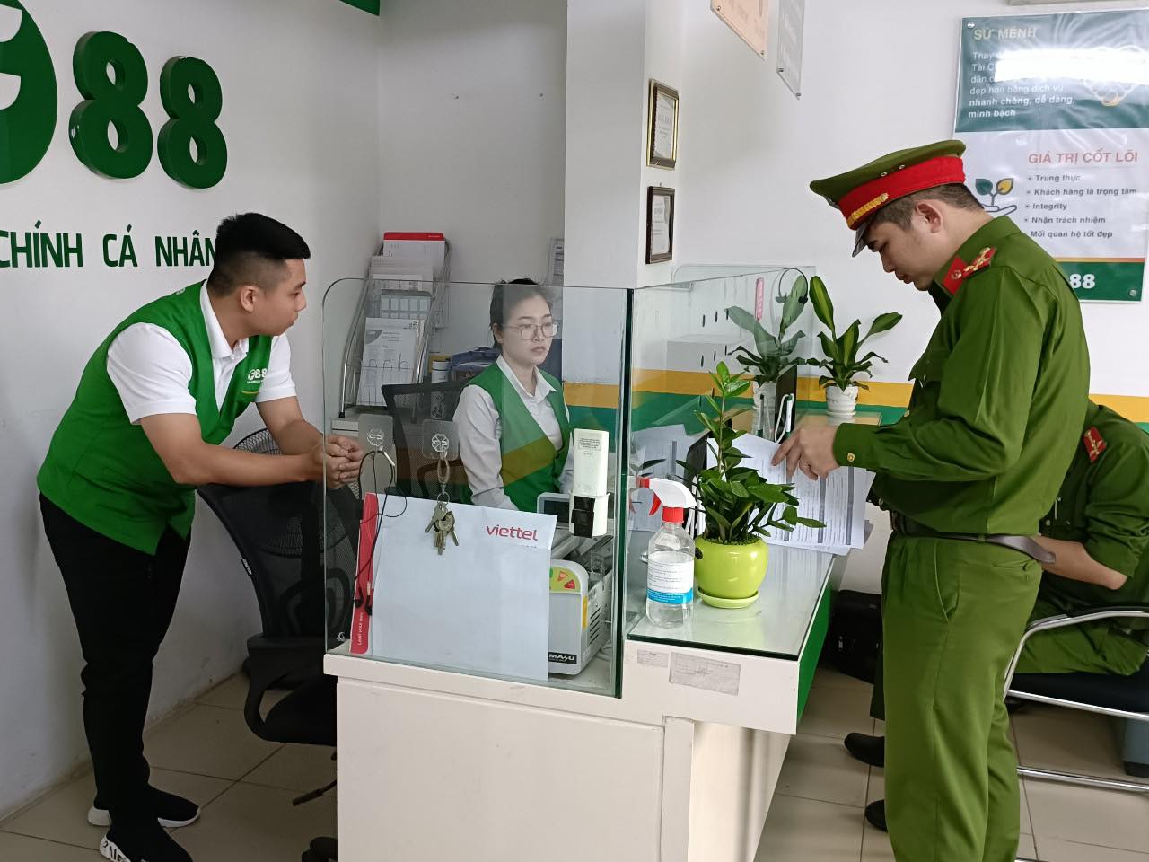 Công an kiểm tra hành chính tại cơ sở&nbsp;kinh doanh của&nbsp;Chi nhánh Công ty Cổ phần kinh doanh F8 tại Bắc Giang trên đường Xương Giang - thành phố Bắc Giang