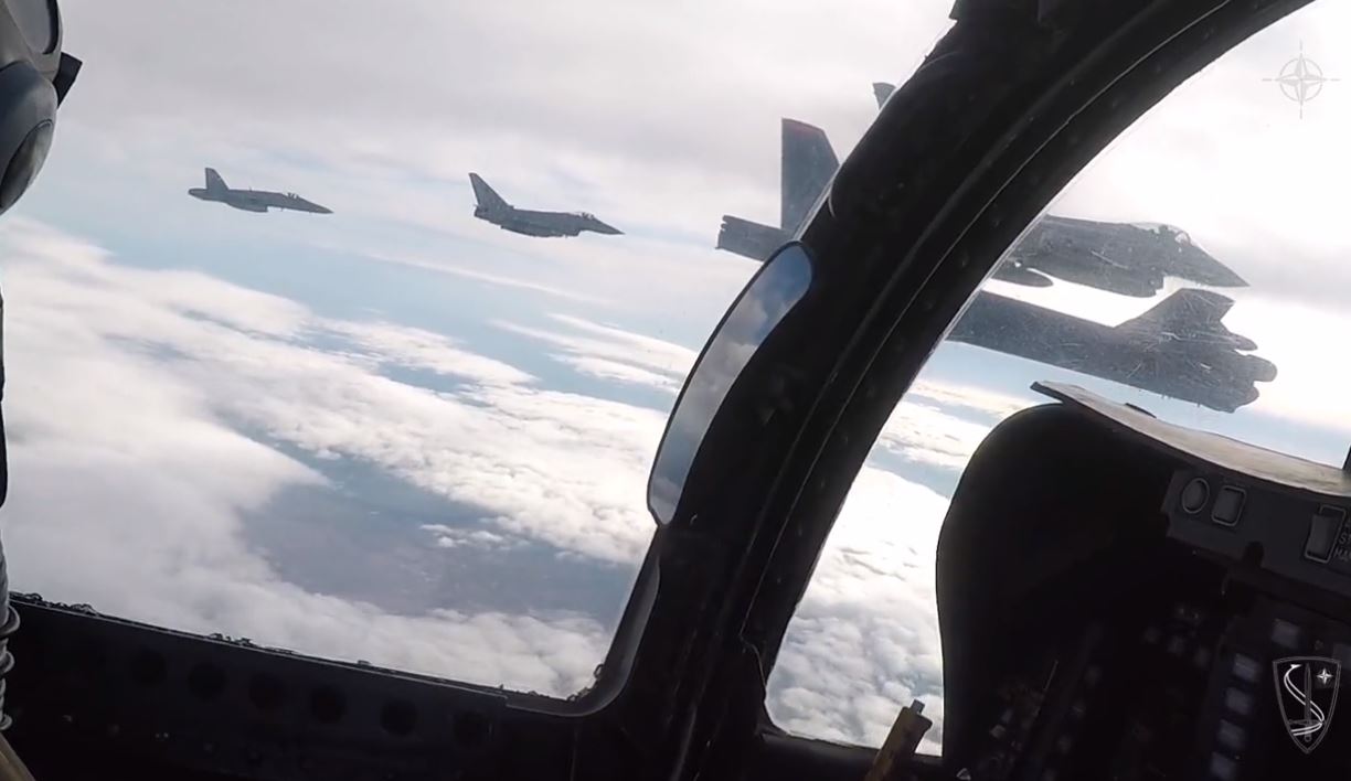 NATO công bố video vài ngày sau khi có thông tin oanh tạc cơ B-52 bị chiến đấu cơ Su-35 Nga ngăn chặn ở biển Baltic.