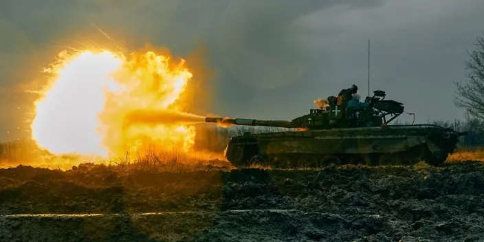 Quân Ukraine khai hỏa một xe tăng Nga ngày 22/11/2022. Ảnh: AP