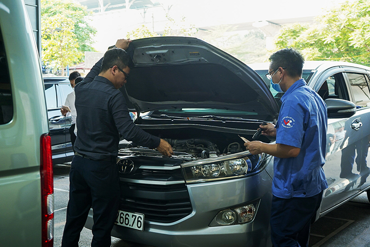 Nhân viên đăng kiểm kiểm tra xe nhằm&nbsp;đảm bảo an toàn kỹ thuật và bảo vệ môi trường khi xe tham gia giao thông.
