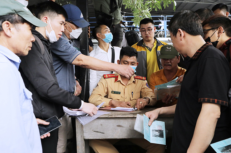 Cũng theo ông Nhân, sáng nay, ông đến đây từ 6h sáng đã&nbsp;có khoảng hơn 100 người chờ xếp hàng. Các chủ xe không xếp hàng lần lượt mà vây kín bàn phát phiếu khiến tình trạng&nbsp;lộn xộn, chưa quy củ, có người còn to tiếng với nhau.
