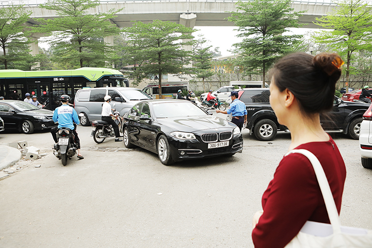 Cô Lê Thị Tuyết (Đống Đa) cho biết: “Xe gia đình của tôi đi 10 năm mới có 7 vạn, cứ 6 tháng phải đi đăng kiểm 1 lần. Bây giờ&nbsp;được tăng chu kỳ đăng kiểm lên 12 tháng tôi thấy rất tốt, vì 6 tháng phải đi đăng kiểm nó hơi phí công sức và tiền bạc”.
