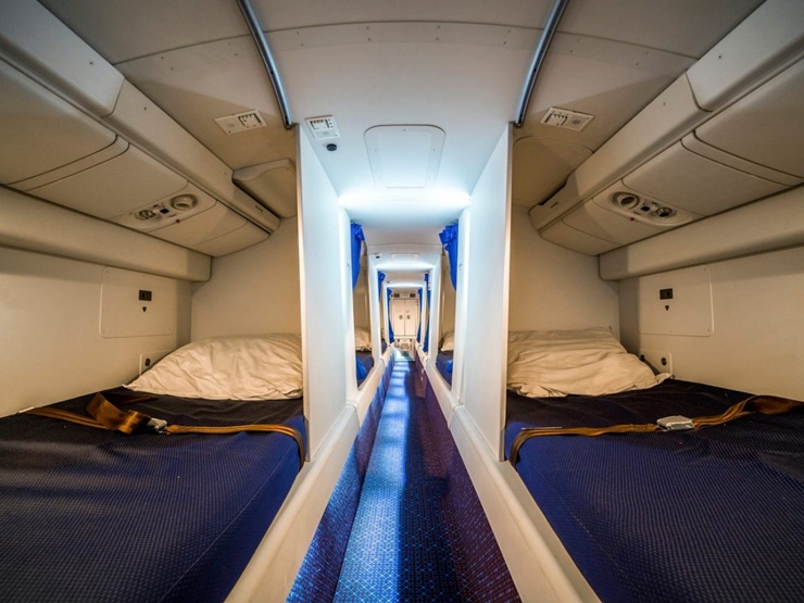 Mỗi hãng có cách bố trí căn phòng dành cho tiếp viên và phi công khác nhau song đó là không gian để phi hành đoàn có thể tranh thủ nghỉ ngơi.
