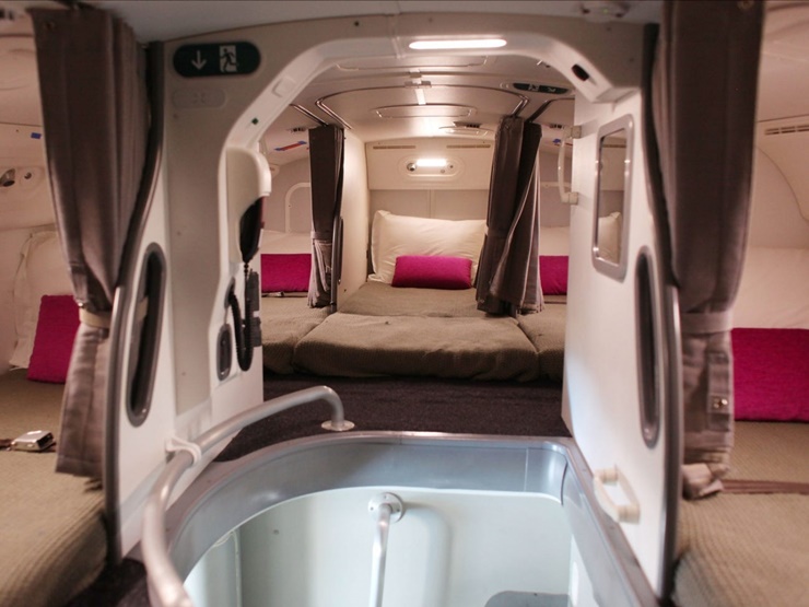 Trong ảnh là khu vực bên trong máy bay Boeing 787 Dreamliner, với 7 hoặc 8 giường ngủ cho tiếp viên.
