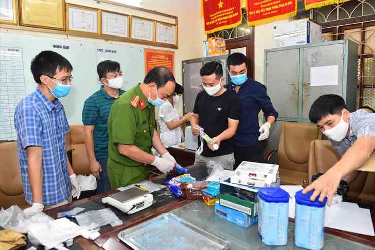 Lực lượng chức năng phát hiện ma túy được giấu trong các hộp sữa vận chuyển từ châu Âu qua đường hàng không về Việt Nam.