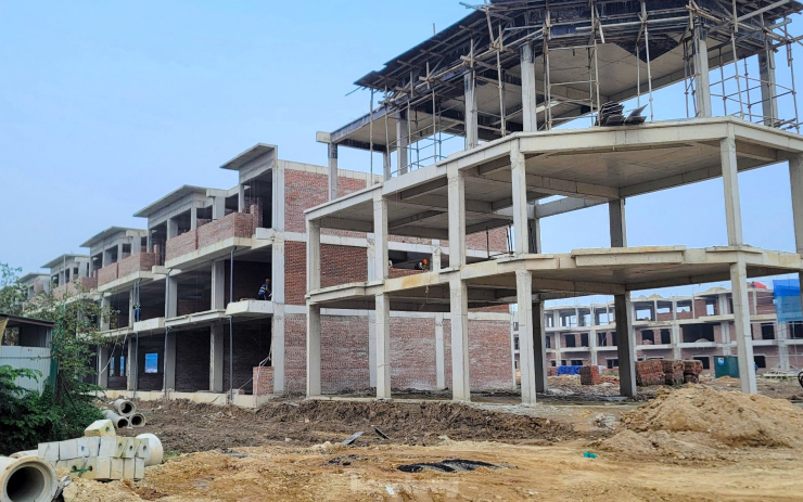Dự án Khu dân cư đô thị Bắc Phố Châu 1 tại huyện Hương Sơn (Hà Tĩnh) được UBND tỉnh Hà Tĩnh chấp thuận chủ trương đầu tư vào năm 2019. Dự án do Công ty CP BĐS H. (đóng tại TP Hà Nội) làm chủ đầu tư với nguồn vốn gần 800 tỷ đồng.