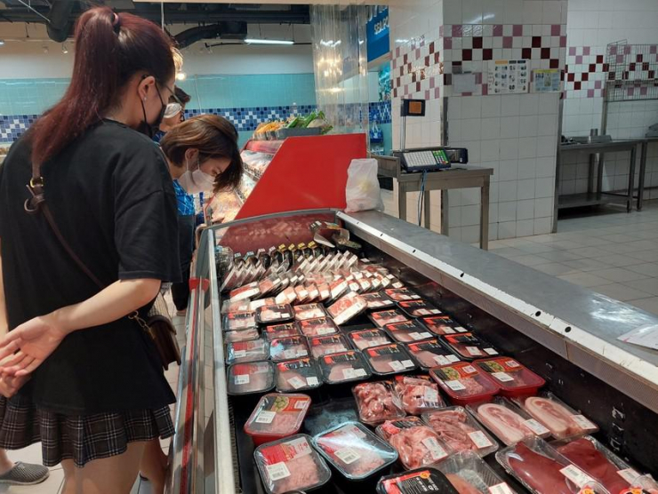 Người dân mua thịt heo tại siêu thị. Ảnh: AH