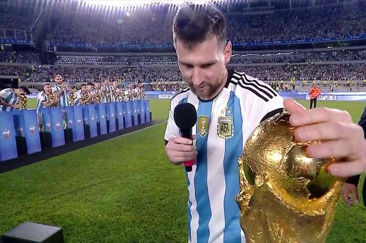Messi phát biểu cực kỳ xúc động bên chiếc cúp vàng danh giá