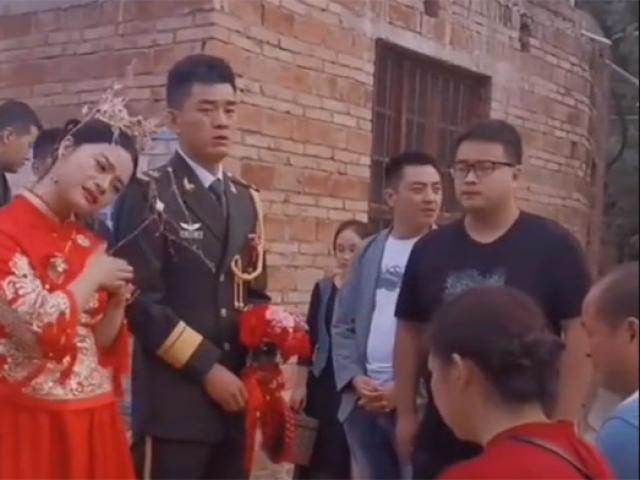 Clip: Cô dâu có hành động khiến chú rể rớt nước mắt trong đám cưới