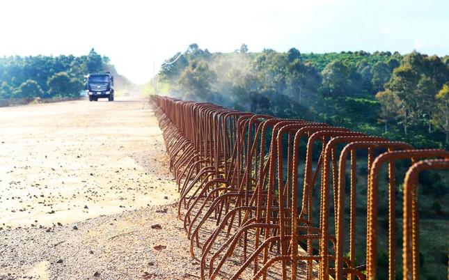 Cầu Nau Sri không có lan can bảo vệ, sắt thép hoen gỉ, mặt đường bong tróc