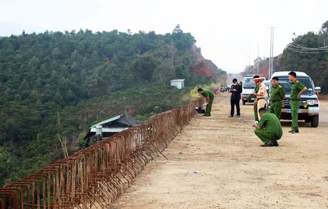 Công an khám nghiệm hiện trường vụ tai nạn