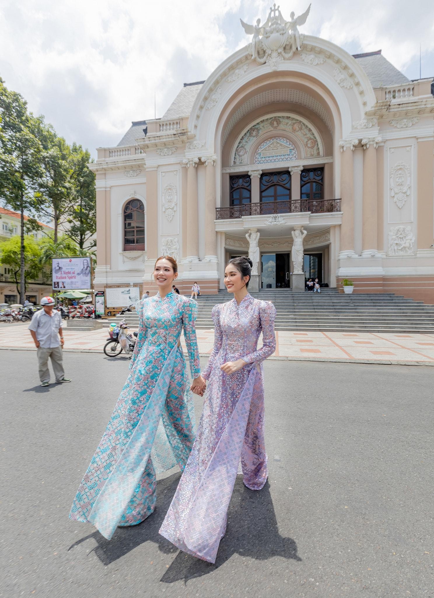 Lần khác, cô cùng á hậu Phương Anh diện thiết kế áo dài với những cách điệu hiện đại ở phần tay cùng chất liệu bóng bẩy, mới mẻ.&nbsp;