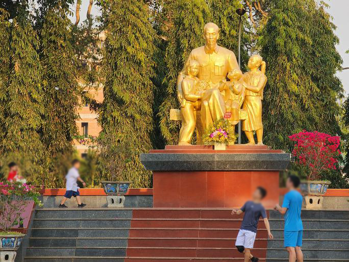 Tượng đài Bác Hồ, nơi diễn ra nhiều hoạt động trang nghiêm của thanh, thiếu niên Đắk Lắk