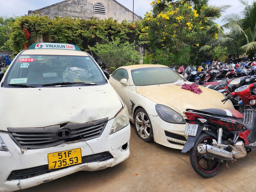 Trong số này, có nhiều phương tiện liên quan đến các vụ tai nạn, va chạm giao thông cũng được đưa về đây. Ảnh: NT