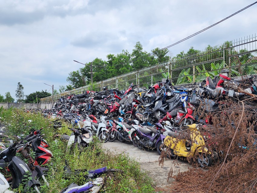 Sáng ngày 23-3, Ban Pháp chế HĐND TP.HCM thực hiện khảo sát về tình hình thực hiện công tác quản lý, bảo quản và xử lý tang vật, phương tiện vi phạm hành chính bị tạm giữ, tịch thu trên địa bàn huyện Bình Chánh và đến kho tạm giữ của Phòng PC08 để khảo sát. Ảnh: NT