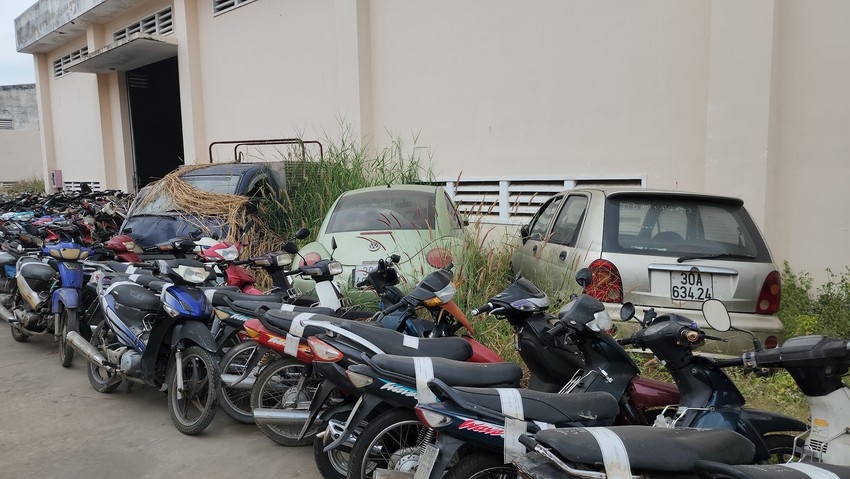 Kho tang tài vật vi phạm giao thông ở đường Lê Chính Đang, xã Lê Minh Xuân, huyện Bình Chánh cách trung tâm TP khoảng 20km. Theo các cán bộ làm việc tại kho thì thường xuyên phát cỏ dại nhưng vẫn không xuể do diện tích rộng, nhiều khu vực không có mái che, nền bê tông. Ảnh NT