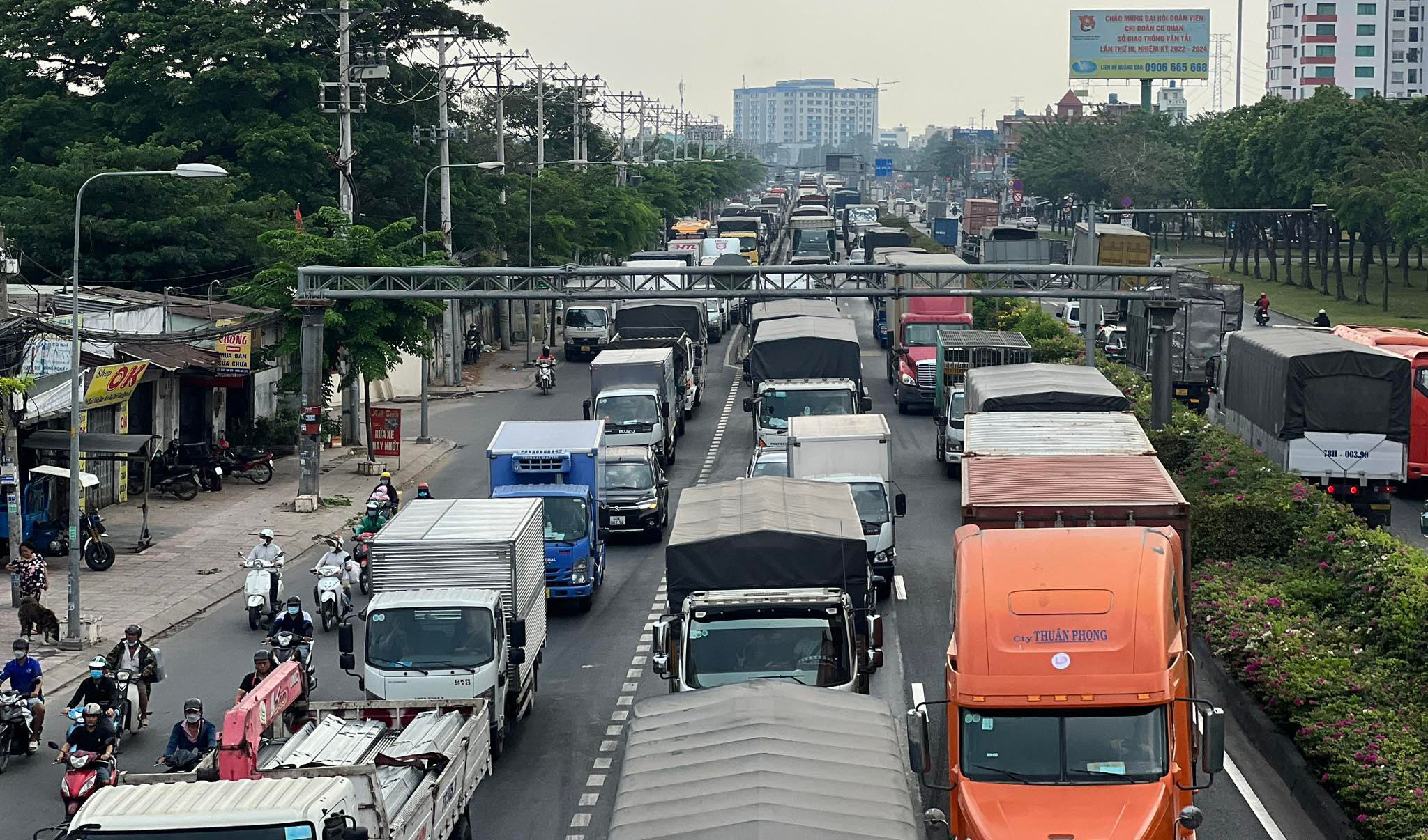 Giao thông qua khu vực bị ùn tắc.