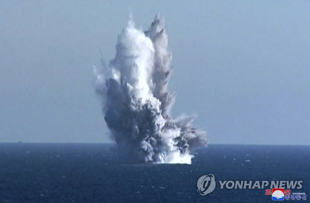 Đầu đạn từ thiết bị&nbsp;không người lái tấn công dưới nước của Triều Tiên phát nổ tạo ra cột nước lớn. Ảnh: Yonhap News