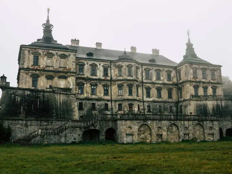 Lâu đài Pidhirtsi ở vùng Lviv của Ukraine được xây dựng như một ngôi nhà giải trí cho một chỉ huy quân sự cấp cao của Ba Lan từ năm 1635 đến 1640 bởi kiến trúc sư người Ý Andrea dell&#39;Aqua.
