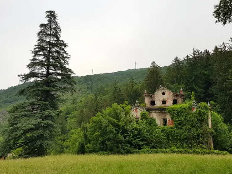 Một trận tuyết lở năm 2002 đã phá hủy những ngôi nhà gần đó, nhưng &#34;Ghost Mansion&#34; một thời xa hoa nay đã đổ nát vẫn tiếp tục đứng vững.
