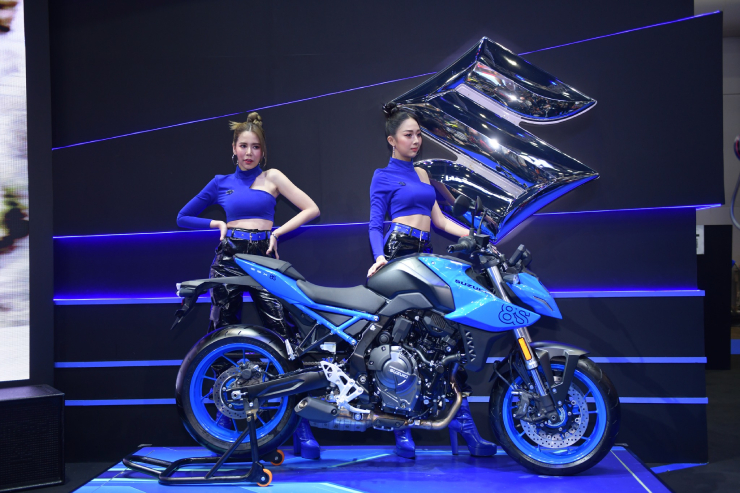 Bộ đôi người đẹp bên xe mới của Yamaha.&nbsp;
