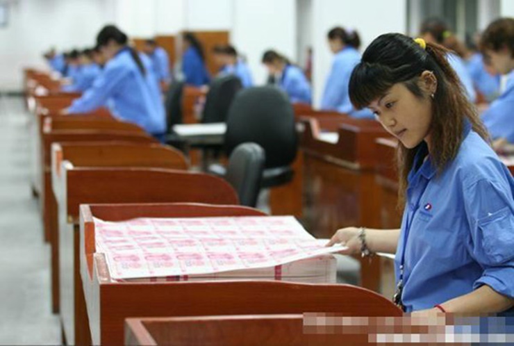 Loại giấy dùng để in nhân dân tệ là giấy đặc biệt được sản xuất bởi 3 nhà máy thuộc  Tổng công ty In và đúc tiền Trung Quốc 

