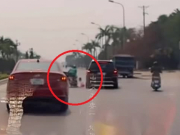 Tin tức trong ngày - Clip: Tông vỡ đuôi “xe sang” Mercedes, tài xế xe máy gặp họa