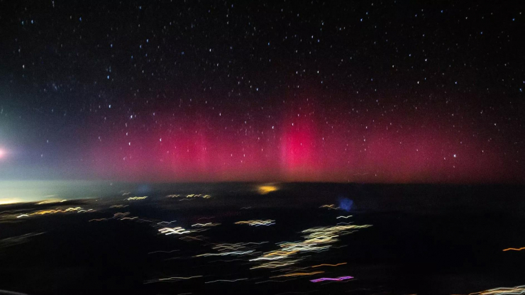 Cực quang hồng bí ẩn trên bầu trời nước Mỹ được chụp từ cửa sổ máy bay - Ảnh: Dakota Snider
