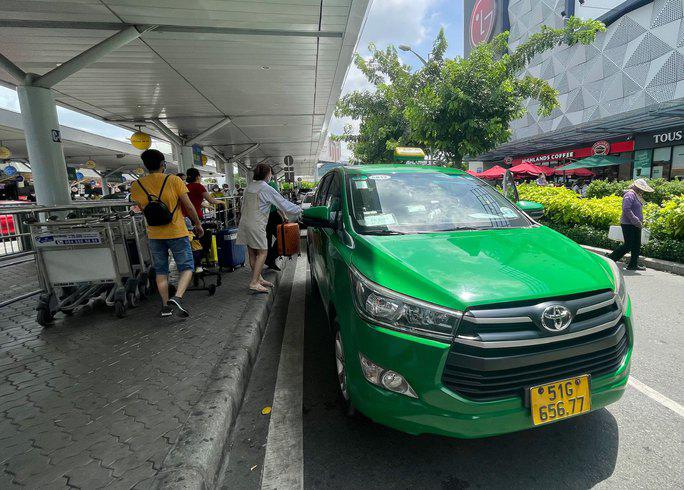 Khách đón taxi tại làn C sân bay Tân Sơn Nhất