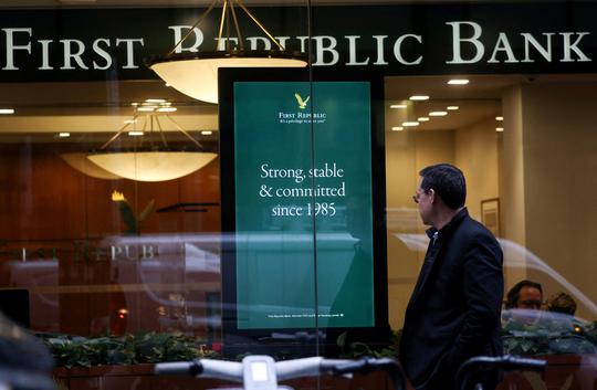 Các nhà quản lý tái khẳng định hệ thống ngân hàng Mỹ vẫn an toàn vì dữ liệu mới cho thấy khách hàng gần đây đã rút gần 100 tỉ USD tiền gửi. Ảnh: Reuters