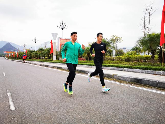 Vận động viên Nguyễn Văn Lai (áo xanh) lần đầu chạy 42km tại Tiền Phong Marathon