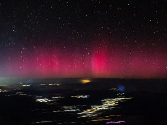 Cầu lửa tàng hình va chạm, bầu trời Mỹ đổi màu hồng, NASA cũng ”bó tay”