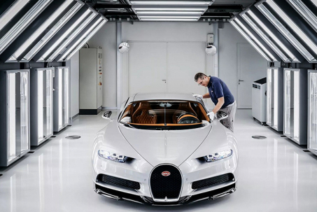 Bugatti tiết lộ thời gian sơn thủ công một chiếc xe triệu đô của mình