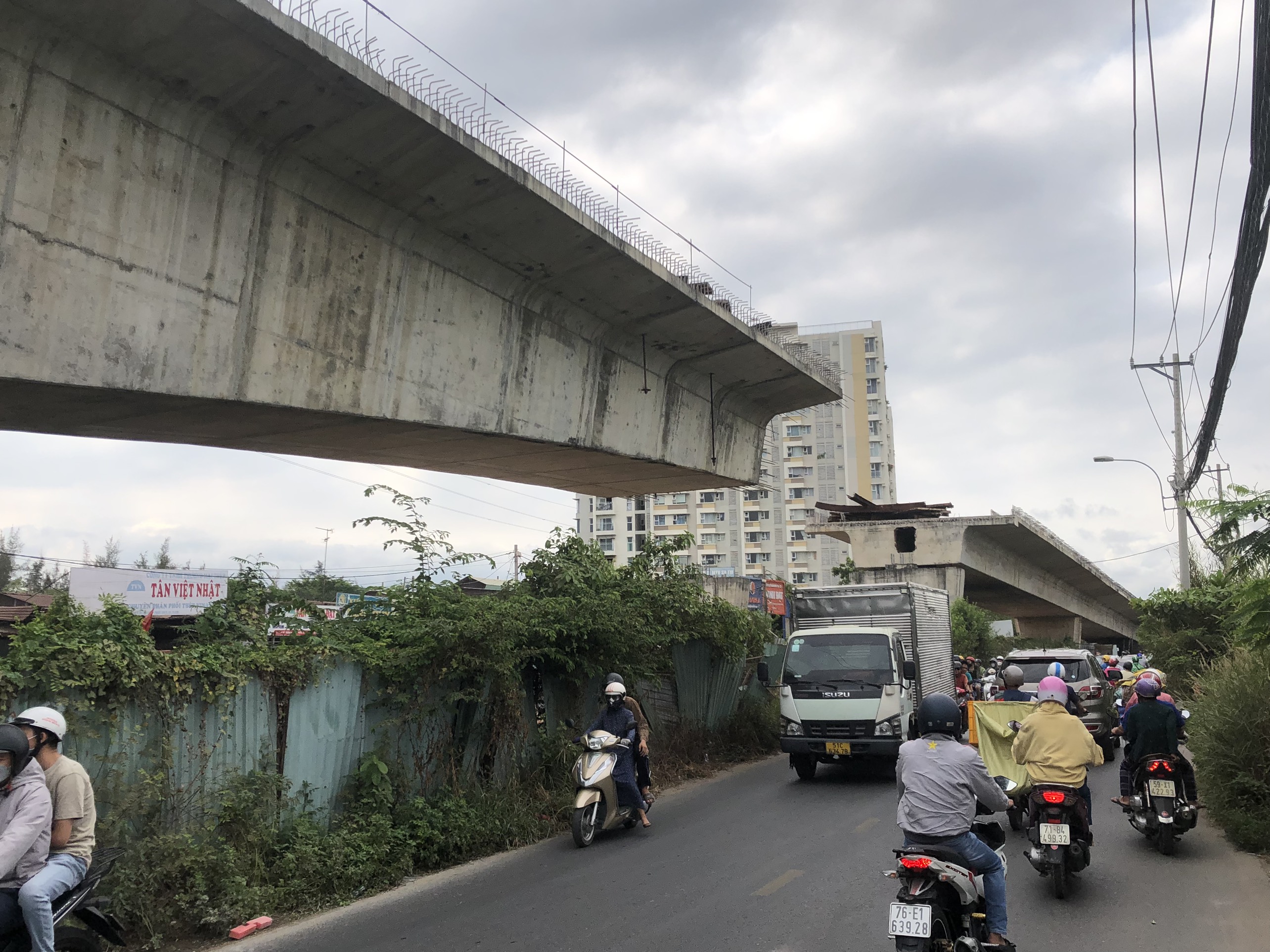 Sau nhiều năm “đứng hình” do vướng mặt bằng, dự án thi công cầu Nam Lý, sẽ được thi công trở lại trong tháng 4 năm nay.