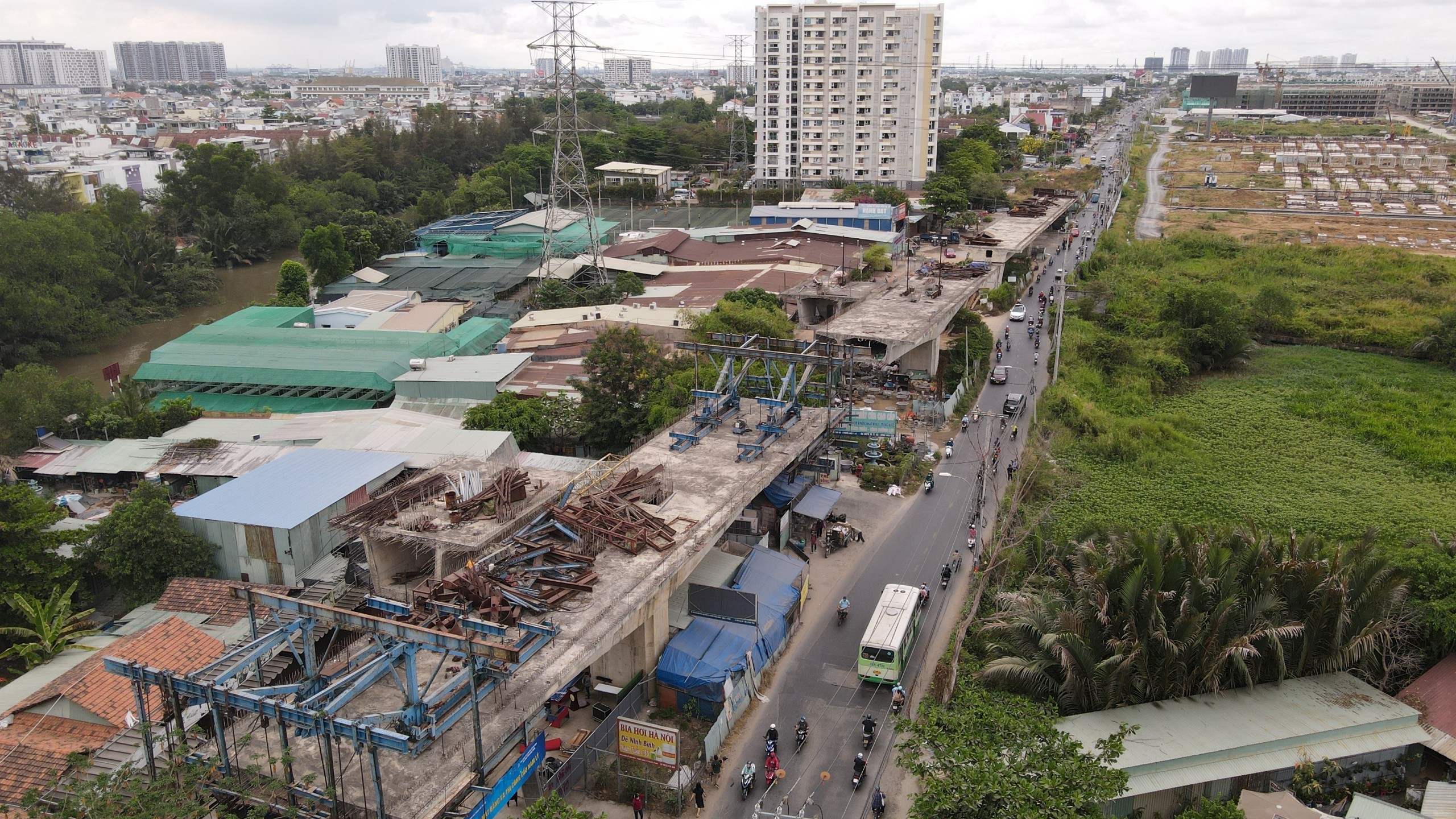 Dự án thi công được 3 năm thì phải ngưng do vướng mặt bằng.